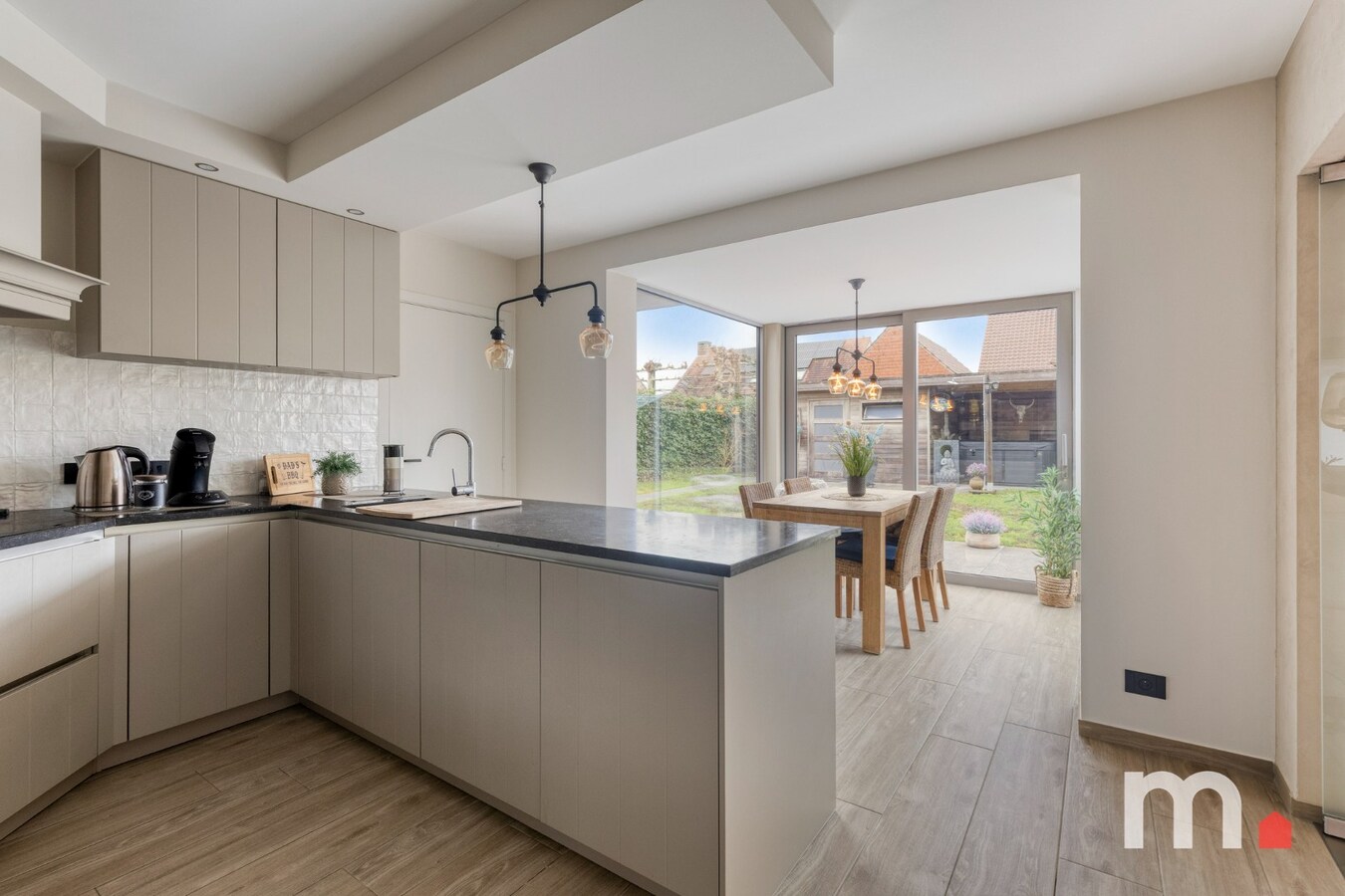 Unieke Villa te Roeselare in een doodlopende straat op 578m² met zonnepanelen en EPC B  ! 