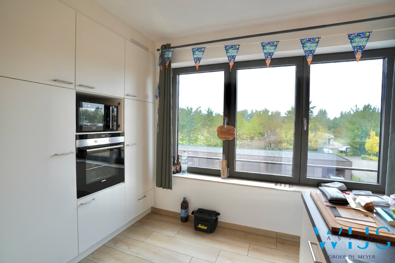 Prachtig appartement MET GARAGE in het rustige landelijke OOSTEEKLO ! 