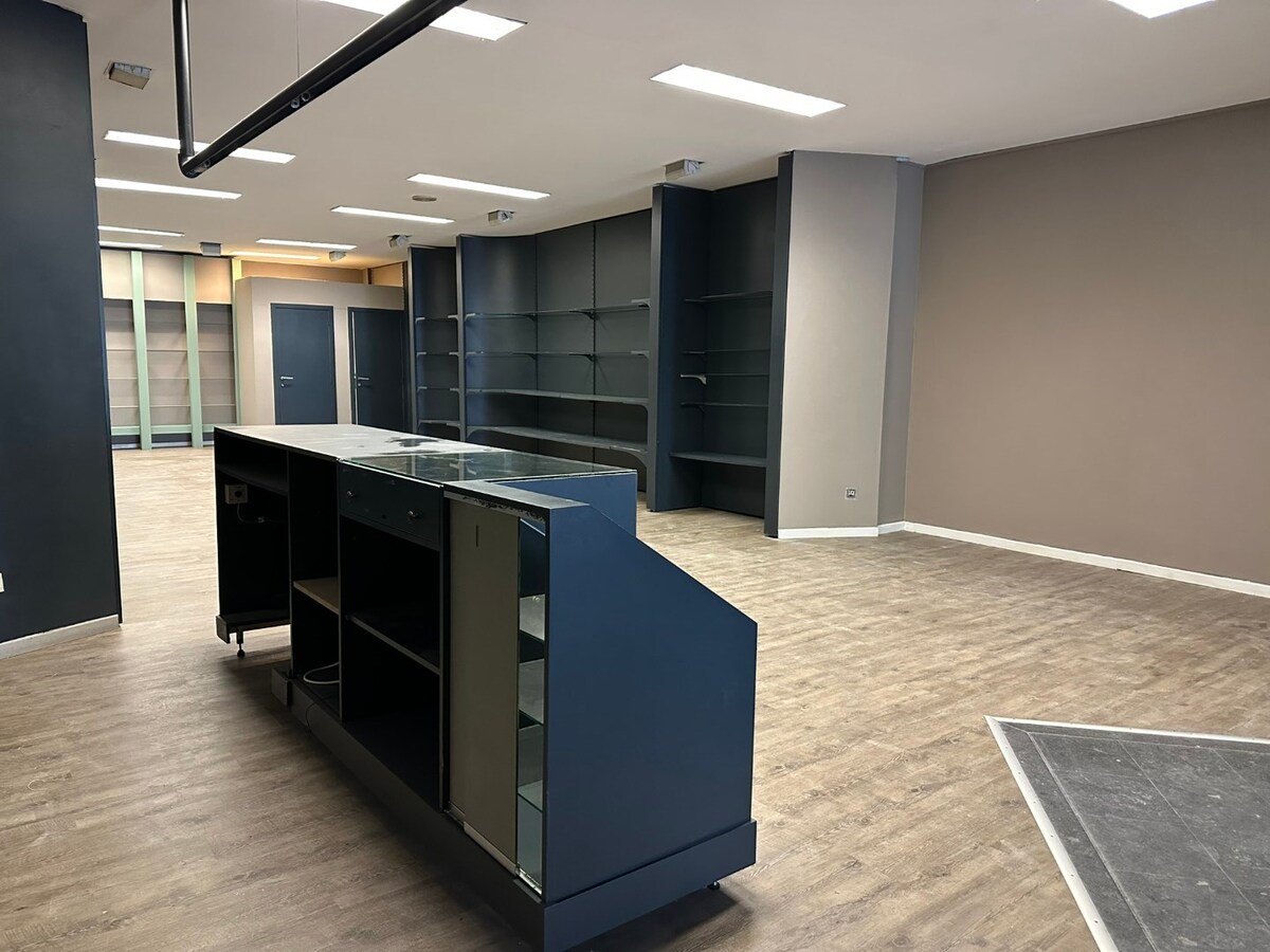 Handelspand – Bosstraat 61  / Pelserstraat. Gelijkvloers + kelders. 