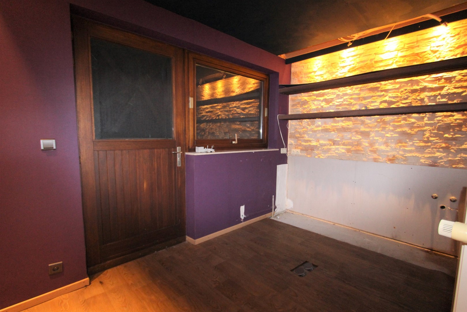 PRACHTIG GELEGEN MODERNE HANDELSWONING 