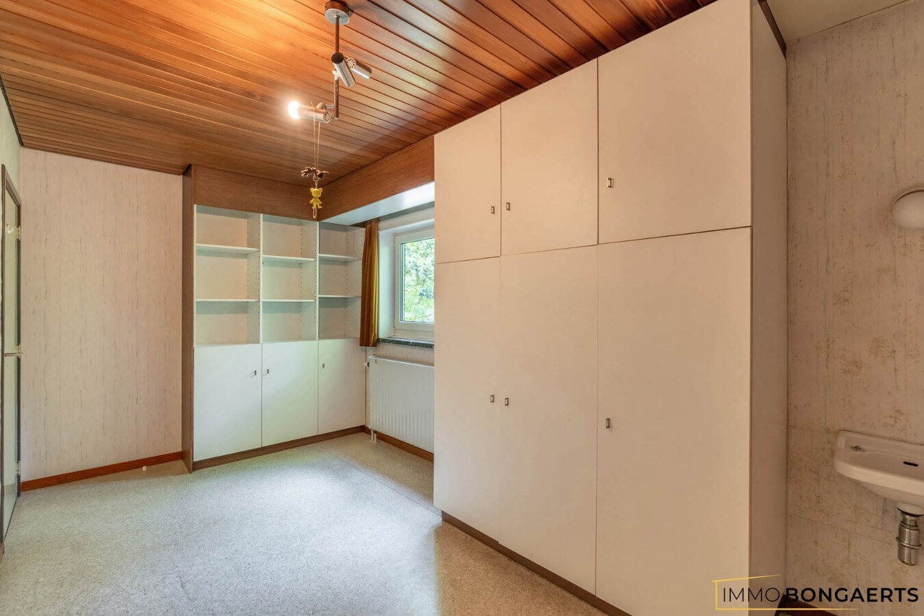 Ruime te renoveren woning op een mooi perceel. 