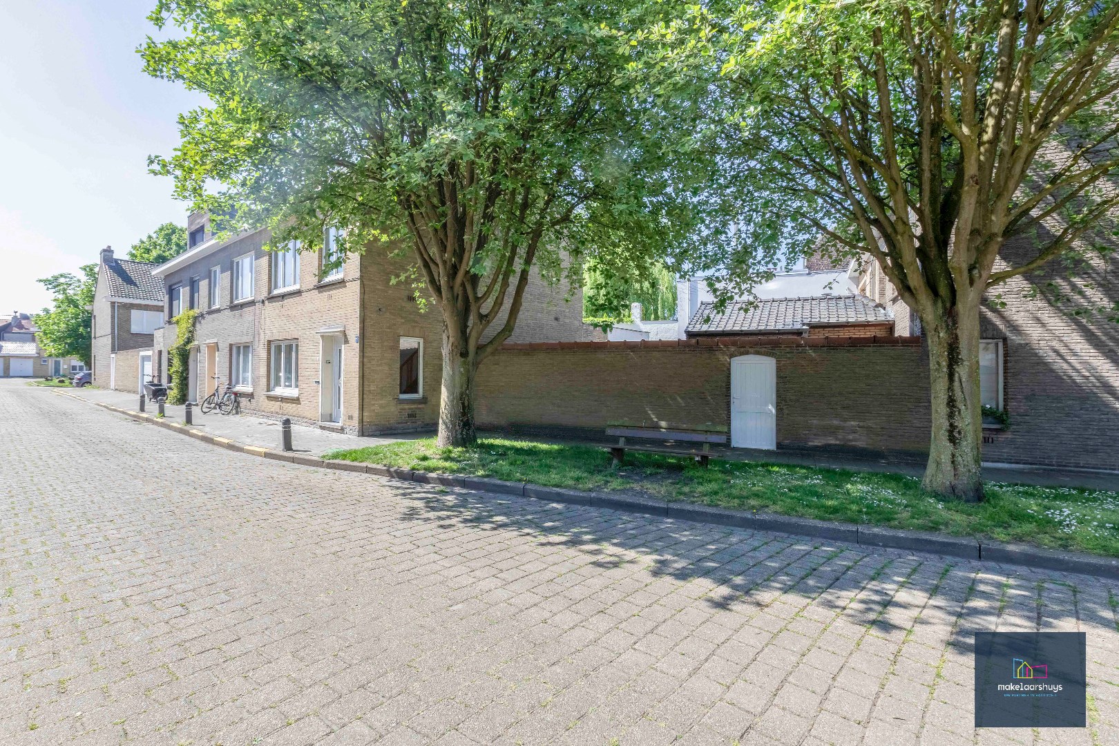 Centraal gelegen halfopen bebouwing met stadskoer 