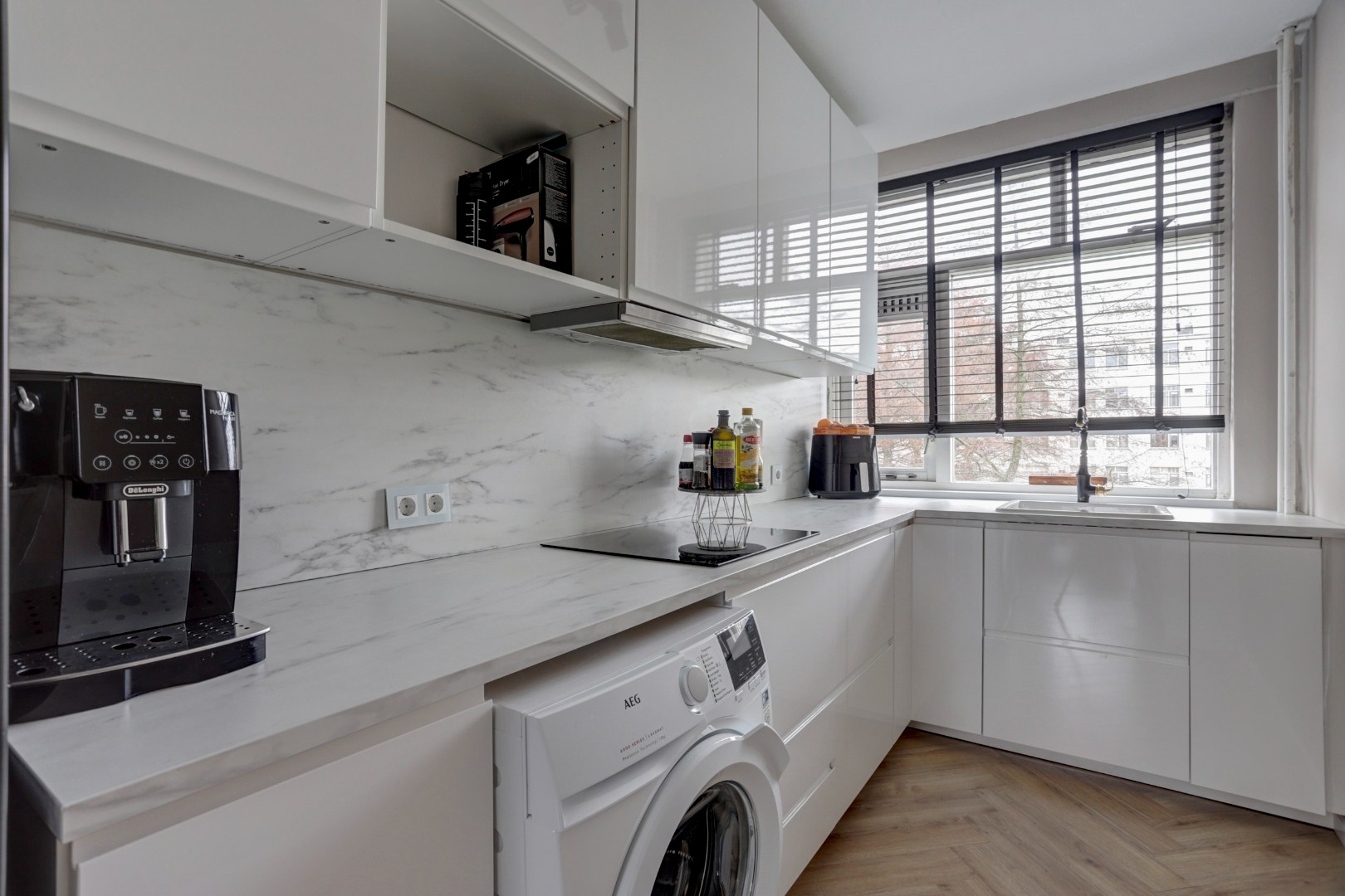 Instapklaar 3(voorheen 4) kamer appartement met royale living en moderne keuken, 2 slaapkamers en berging in de onderbouw. 