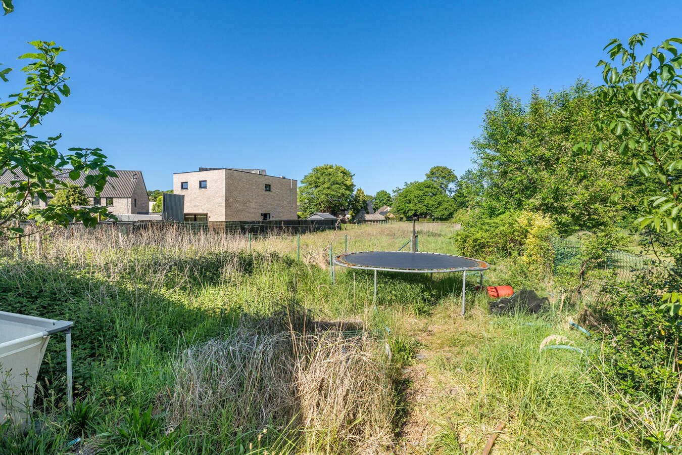Halfvrijstaande woning op een perceel van 17a30ca met grote werkplaats van maar liefst 110 vierkante meter! 