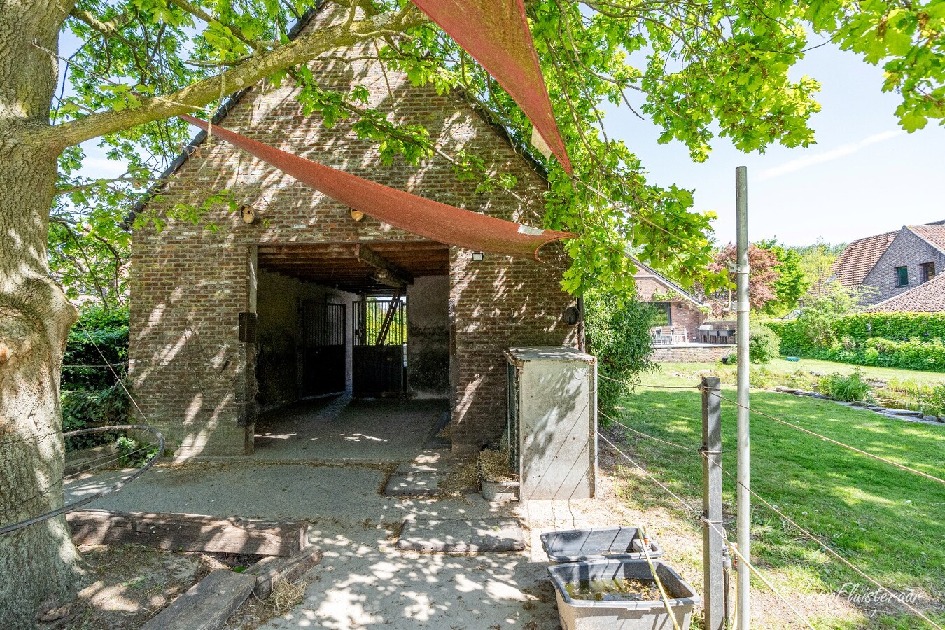 Charmante villa avec bâtiment d'écurie et prairie sur environ 6 700 m² à Hamme. 