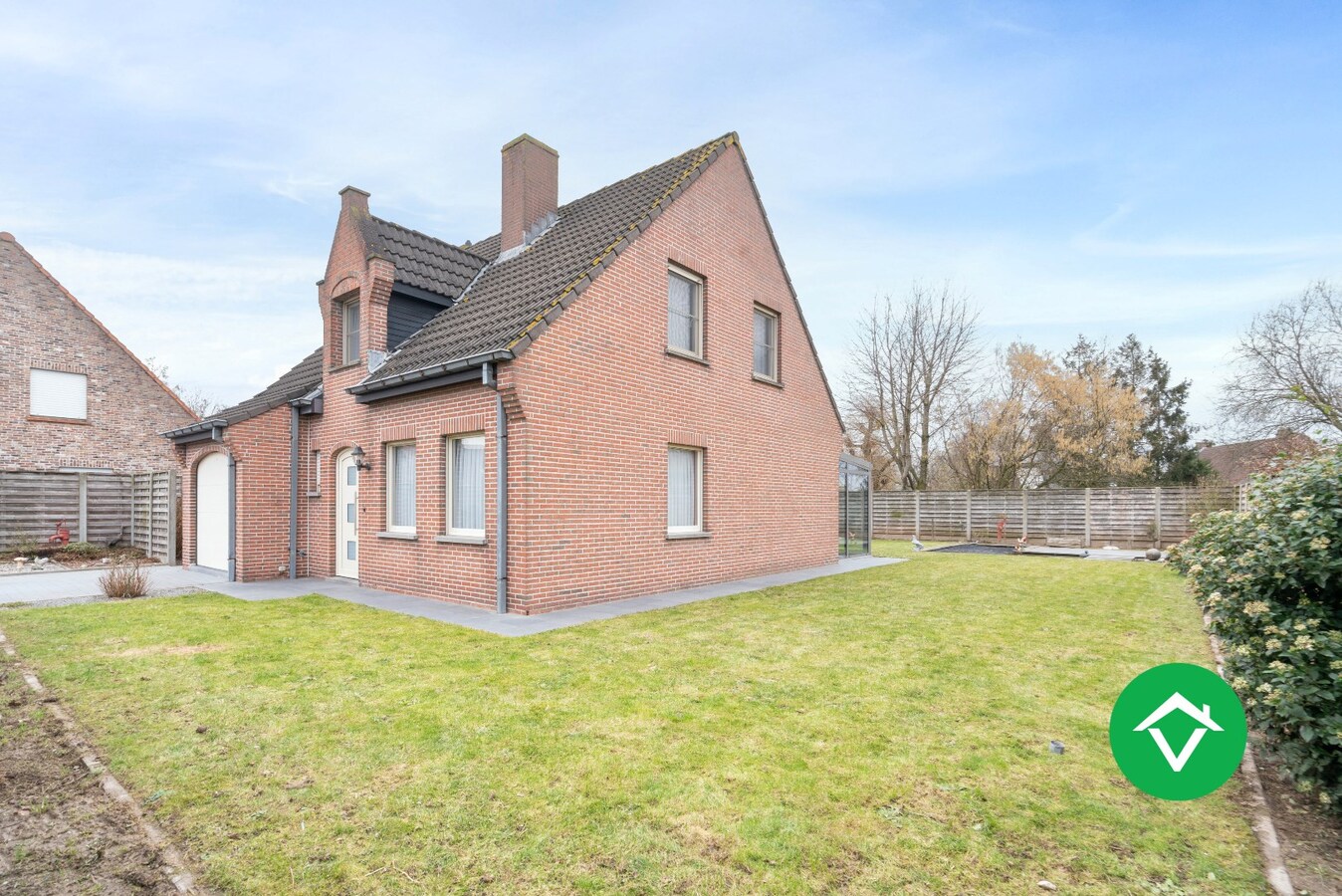Ruime alleenstaande woning met 3 slaapkamers, tuin en garage te Roeselare 