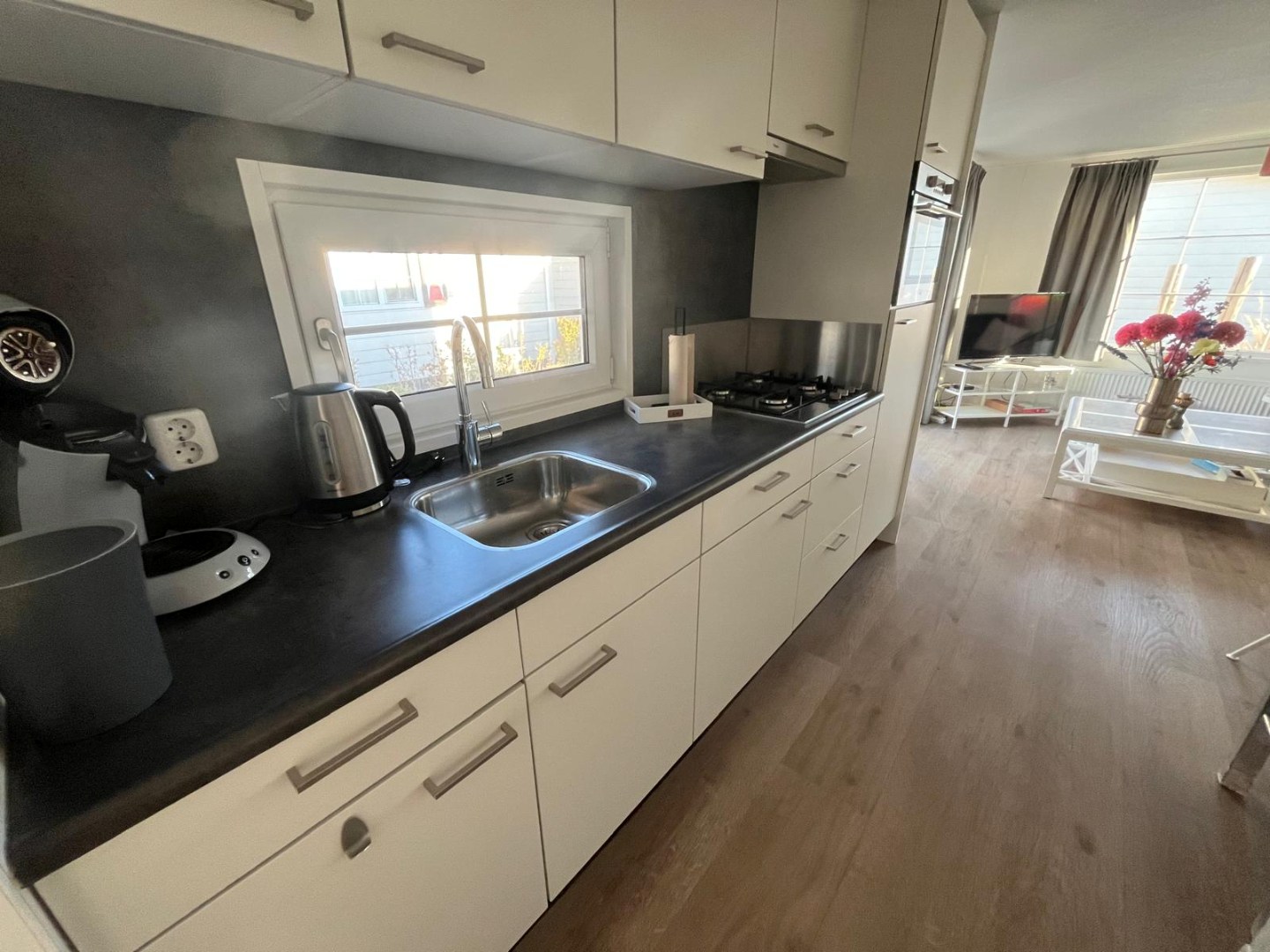 Ontsnap aan de dagelijkse drukte en geniet van een heerlijke vakantie in de te koop aangeboden sfeervolle chalet (nr. 244) op park Duinzicht te Koudekerke! 