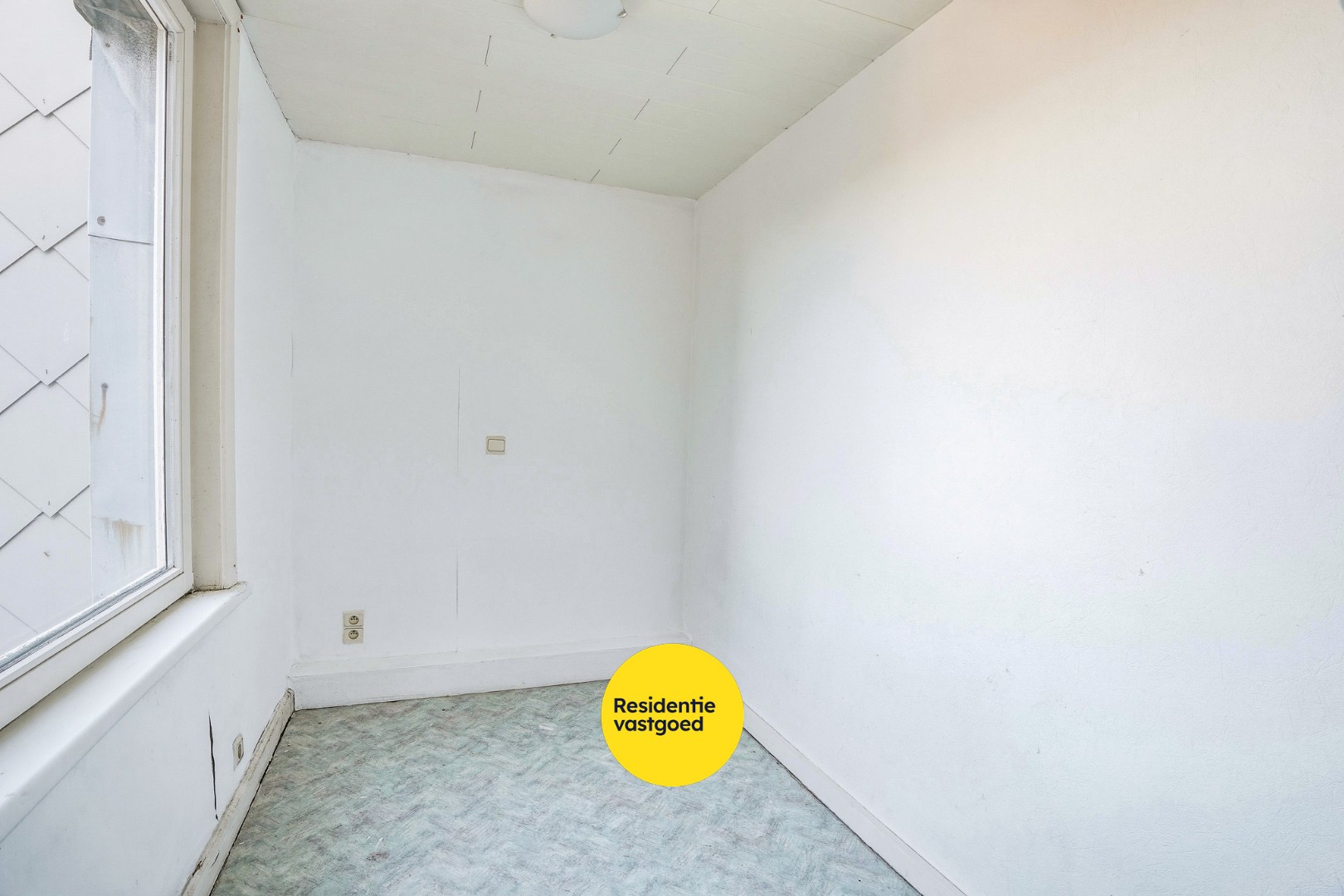 Goed gelegen gebouw op 117m² te De Panne bestaande uit een handelsruimte en woonst. 