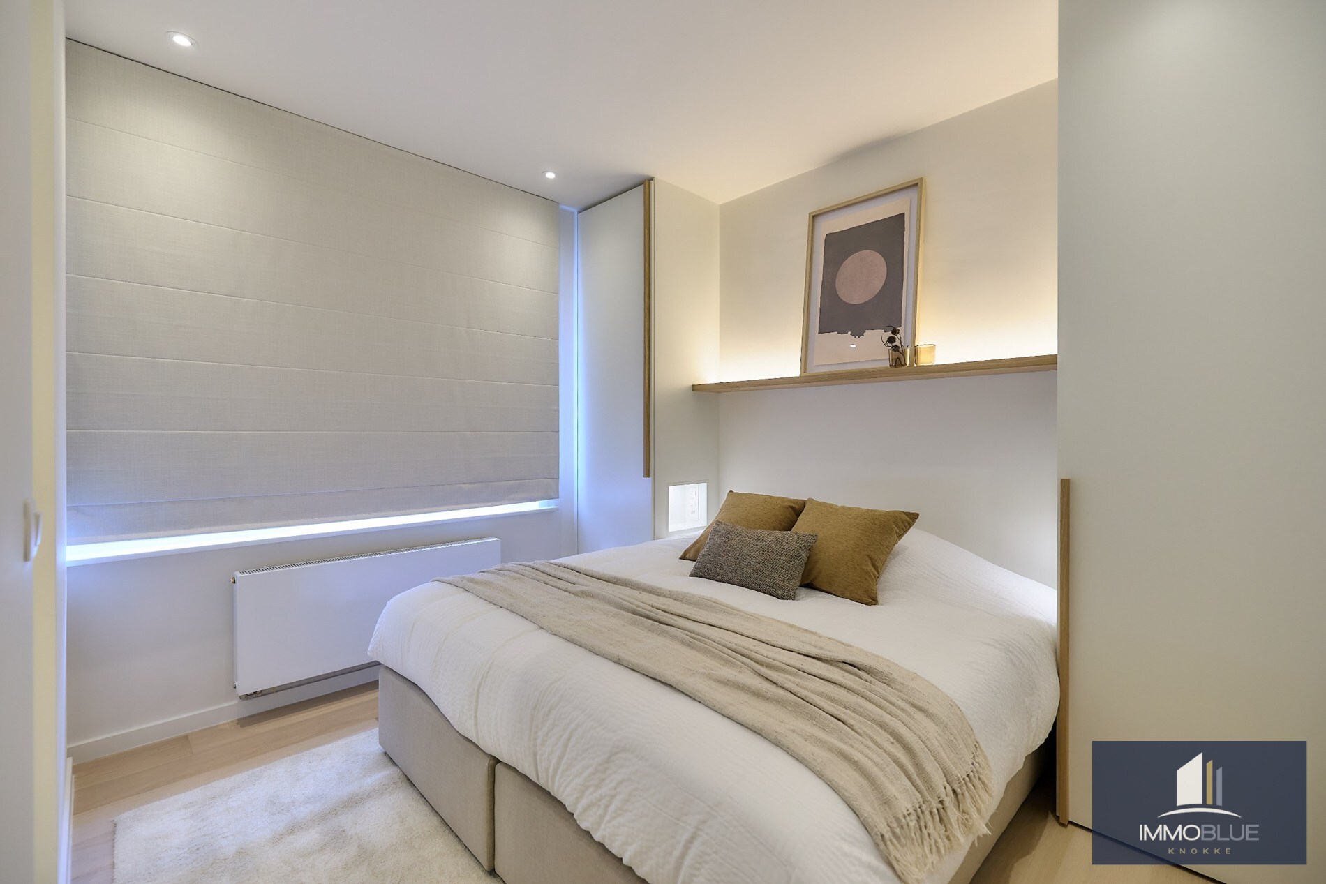 Appartement spacieux, entièrement rénové, avec quatre chambres et vue latérale sur la mer, situé à proximité de la Place Van Bunnen. 