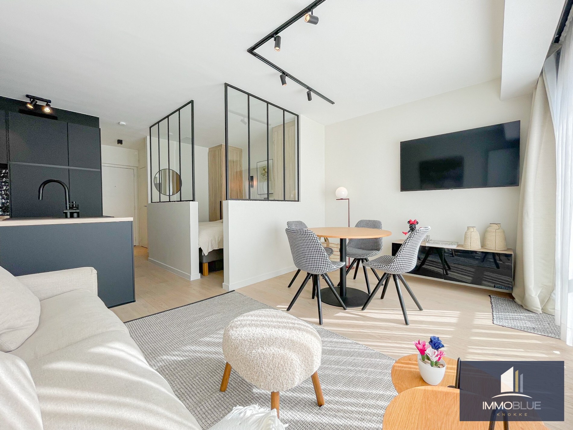 Recent tijdloos gerenoveerd appartement gelegen op de Kustlaan. 