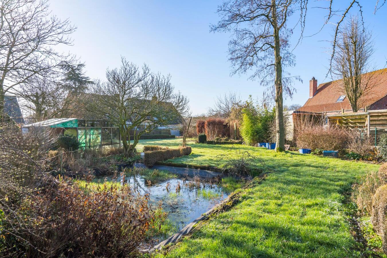 Residentieel gelegen karakterwoning op ruim perceel van 1886 m². 