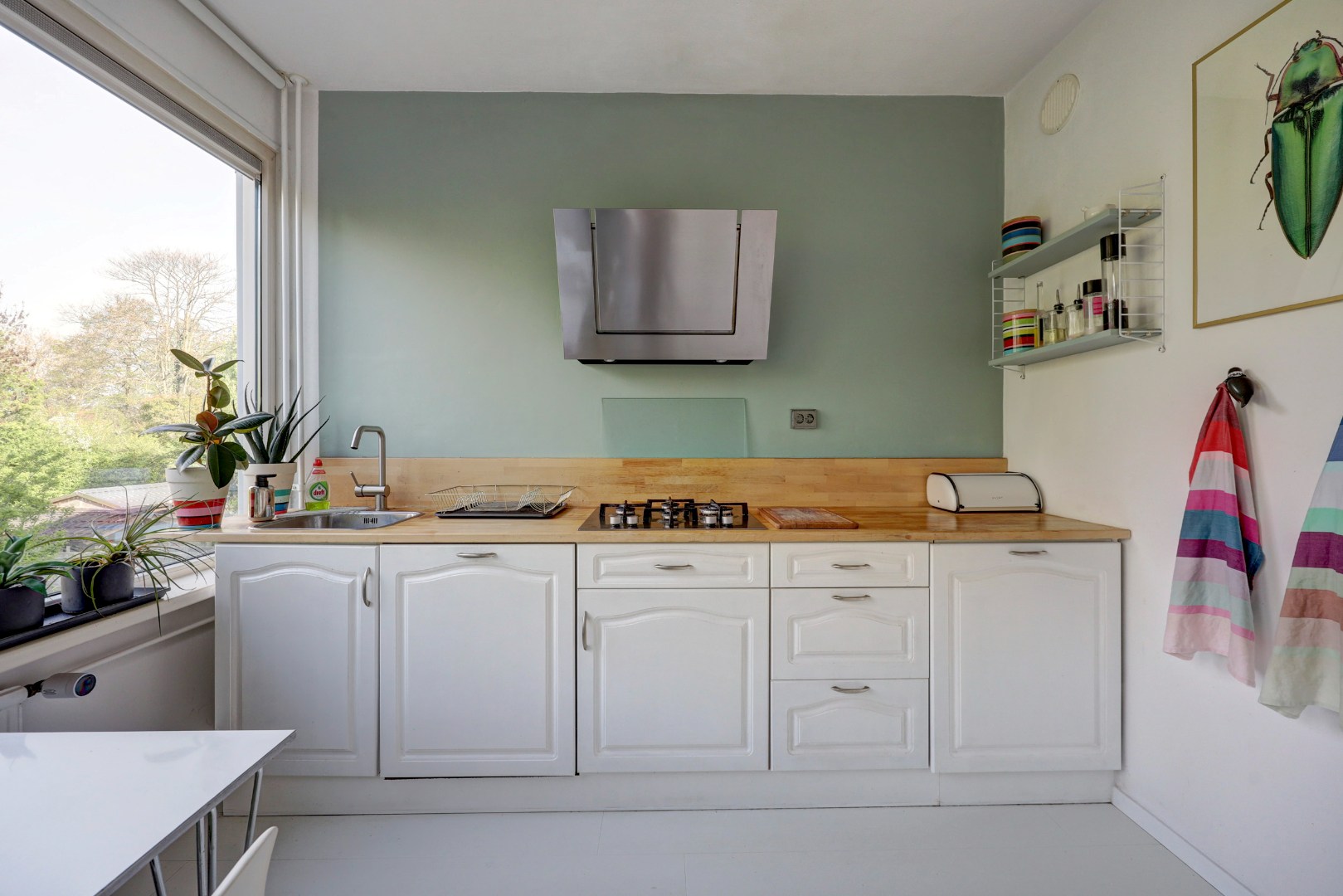 Woon-aanbieding 2 voor de prijs van één! Verrassend ruime 5-kamer woning, zonnige achtertuin, 2 keukens, 2 badkamers, parkeergelegenheid voor de deur.. 