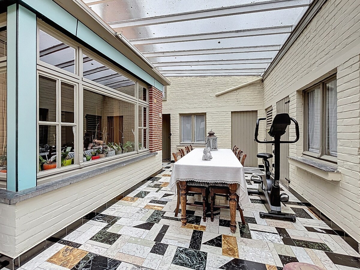 Ruime, solide jaren '50 woning met 2 garages te Nederzwalm 