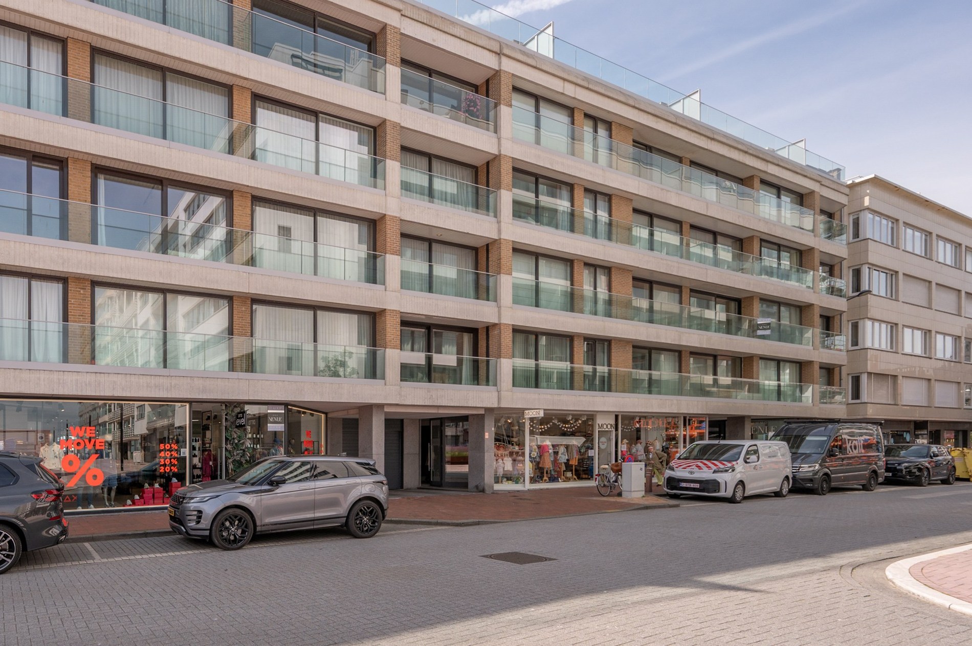 Appartement exclusivement rénové avec 3 chambres à vendre près de la plage d'Albert et de la place de la Lumière. 
