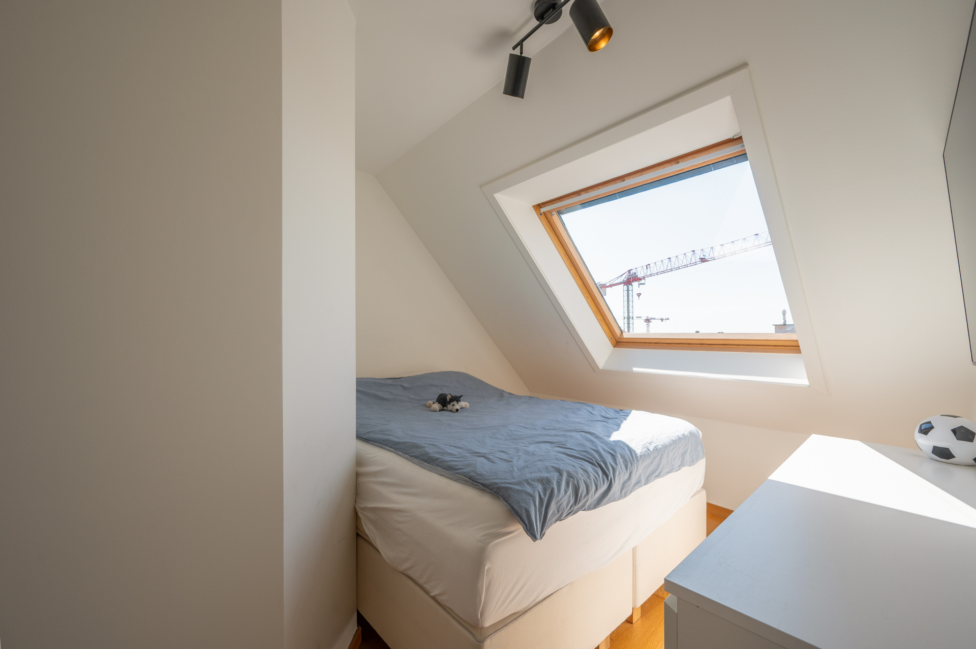 Exclusif duplex penthouse avec 3 chambres et terrasse ensoleillée, situé dans un emplacement de choix près de la place Rubens et de la mer. 