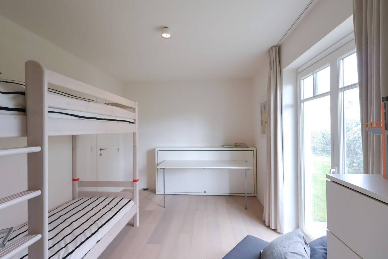 Modern 2slpk-appartement met privé tuin op wandelafstand van het strand 