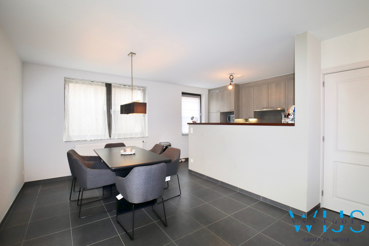 Gelijkvloers éénslaapkamer appartement met garage &amp; terras in het landelijke Oosteeklo ! 