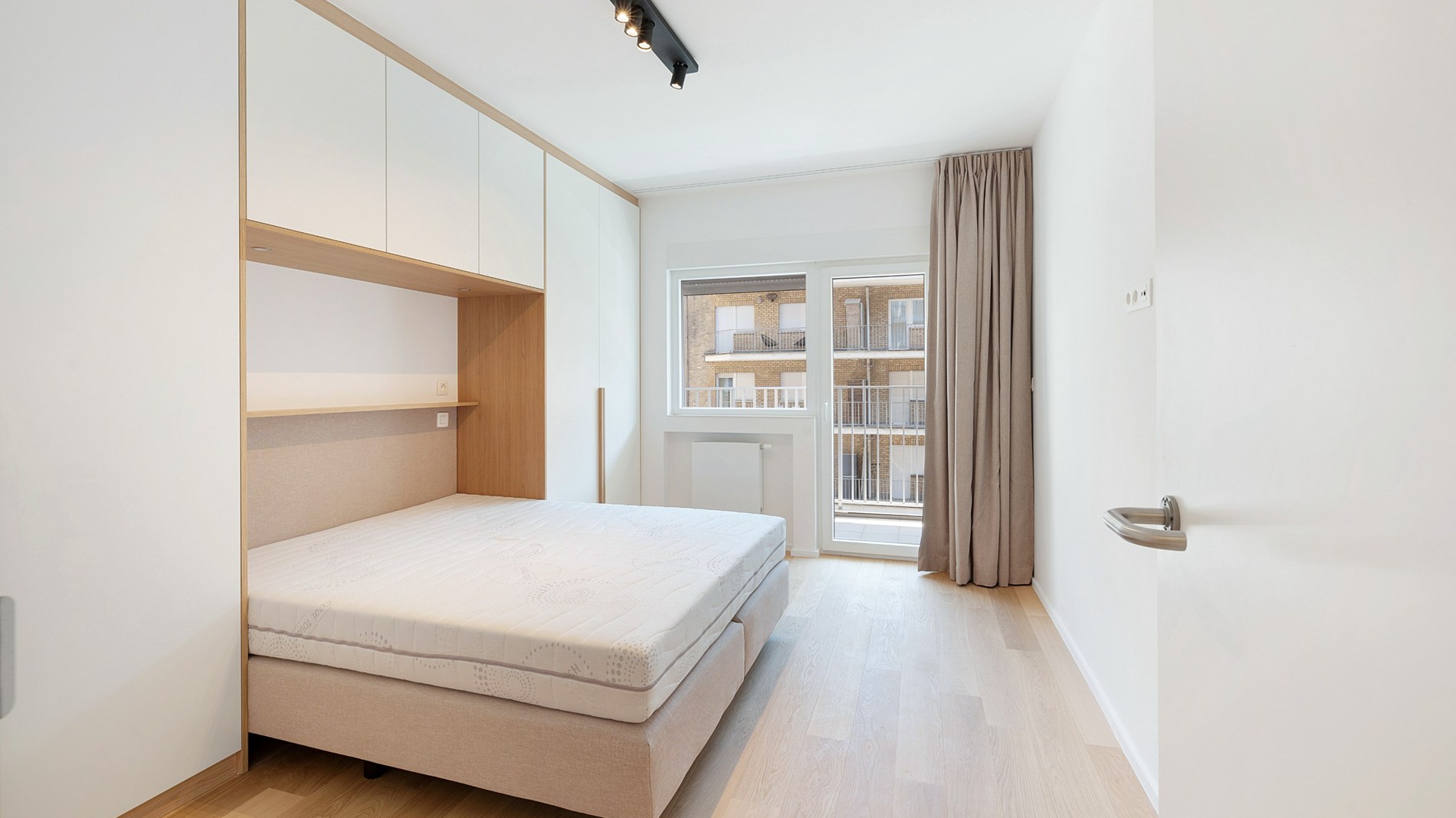 Exclusief ruim plateau-appartement met frontaal zeezicht aan het Rubensplein – met optie tot inpandige parking 