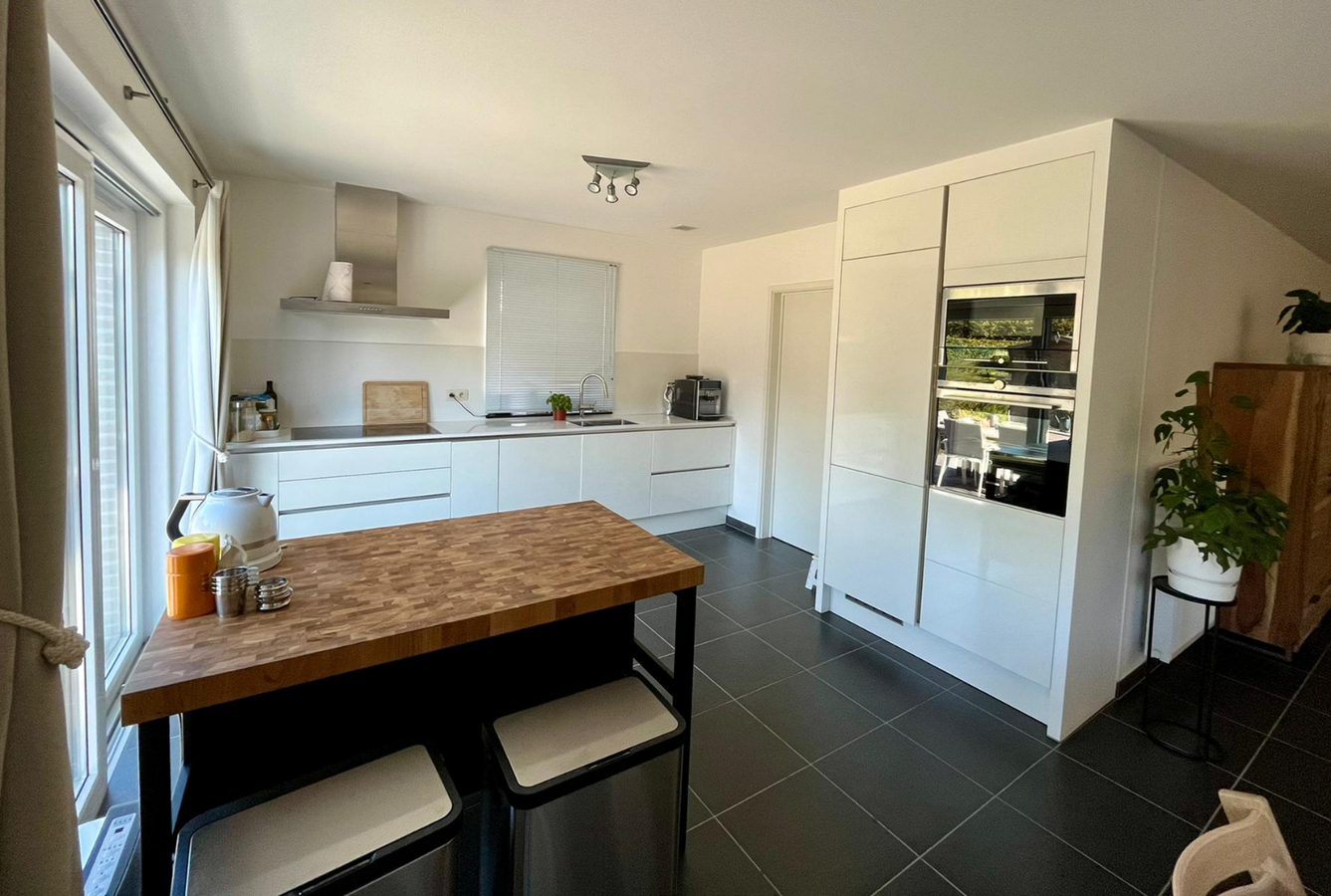 Ruime villa in residentiële wijk te Dikkelvenne 