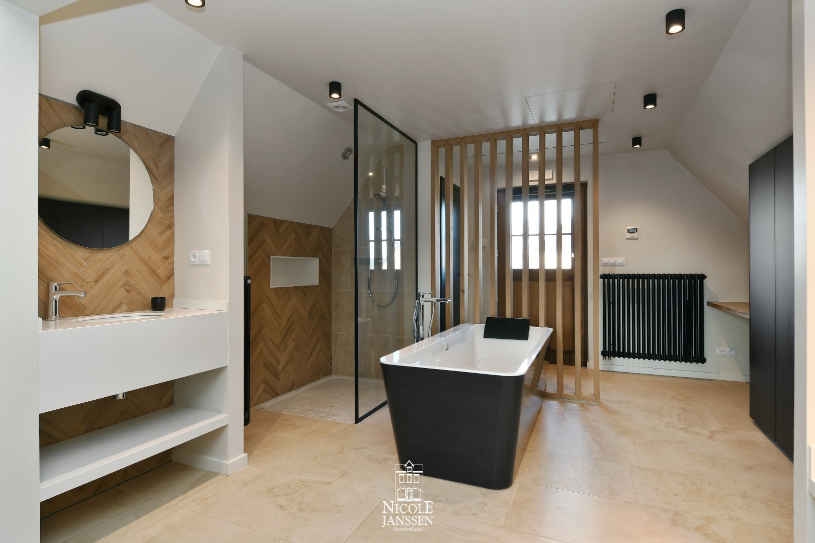 Met slaapkamer, badkamer en toilet