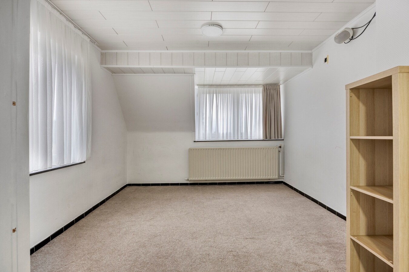Woning met vergunde loods (300 m² x 2) en bijgebouw (50,50 m²). 