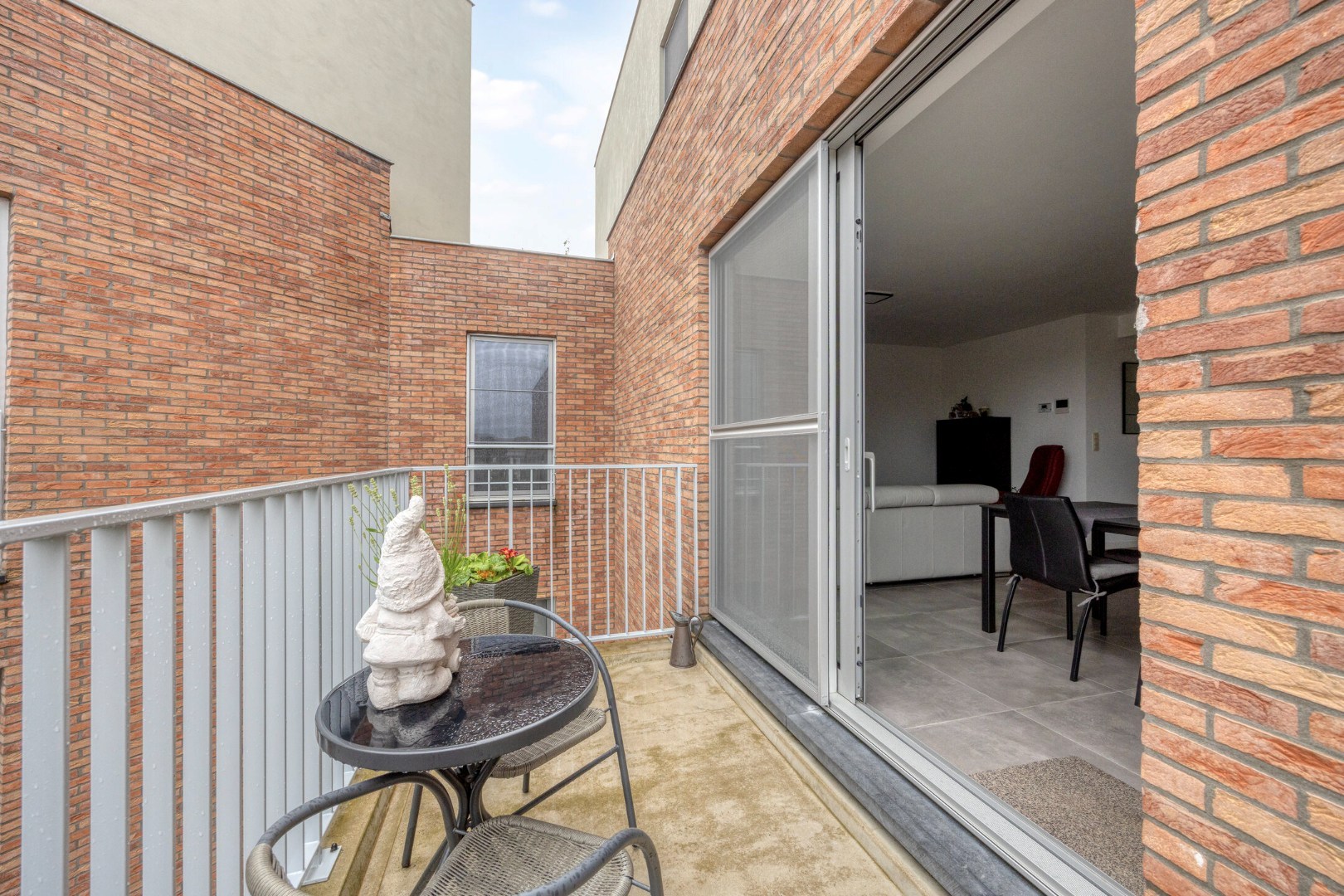 terras met doorgang naar de woonkamer