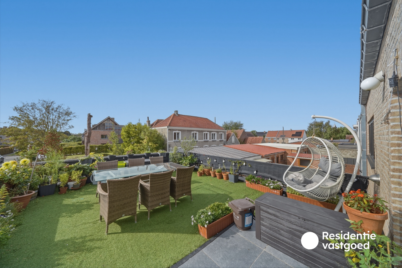 Opbrengsteigendom met 3 appartementen, garage en zonnig terras 