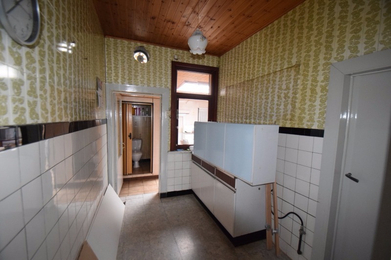 Grondig op te knappen woning met tuin, op toffe ligging. 