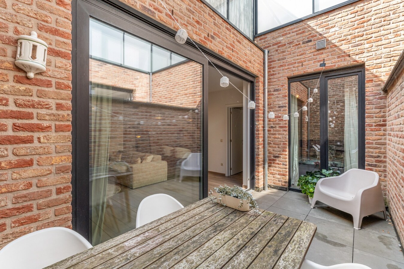 Recent, hoogwaardig afgewerkt gelijkvloers appartement, met terras en inpandige garage, in het centrum van Maaseik! 