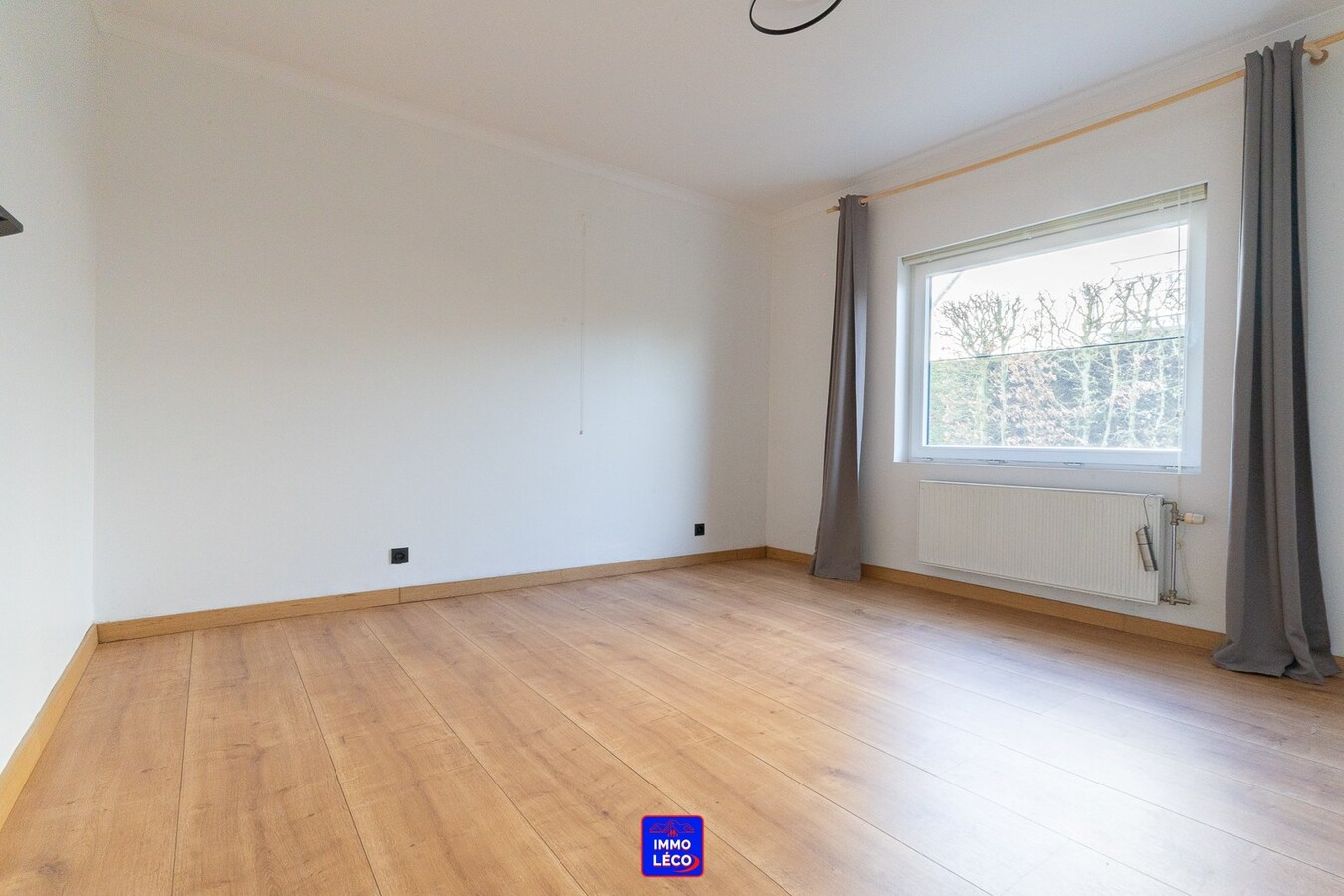 Villa "Semi Plain-Pied" érigée sur 1600m², grand parking, garage, jardin, COUP DE COEUR ! 