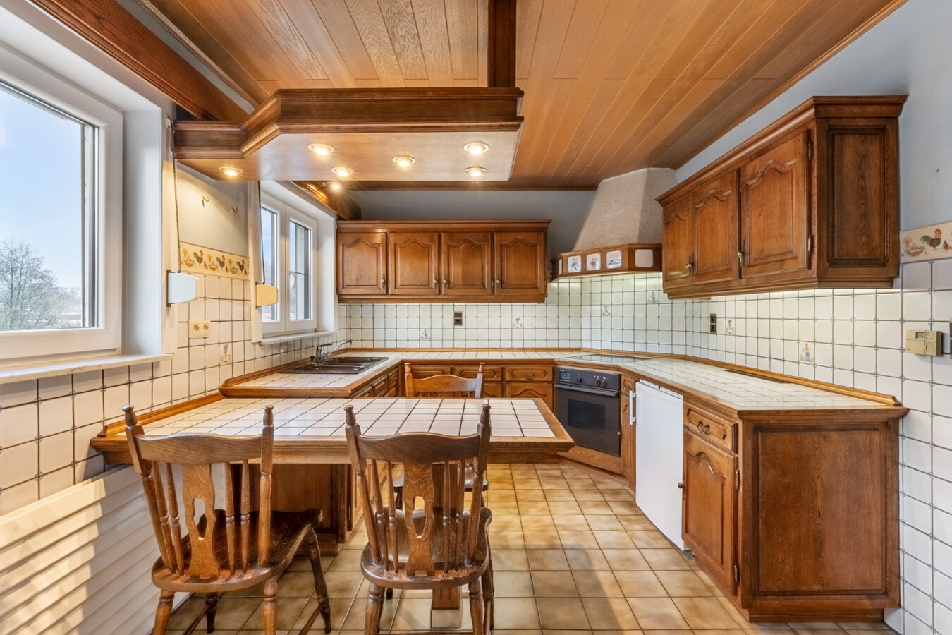 Halfvrijstaande woning op een perceel van 7a31ca, met aparte bureelruimte en inpandige garage! 