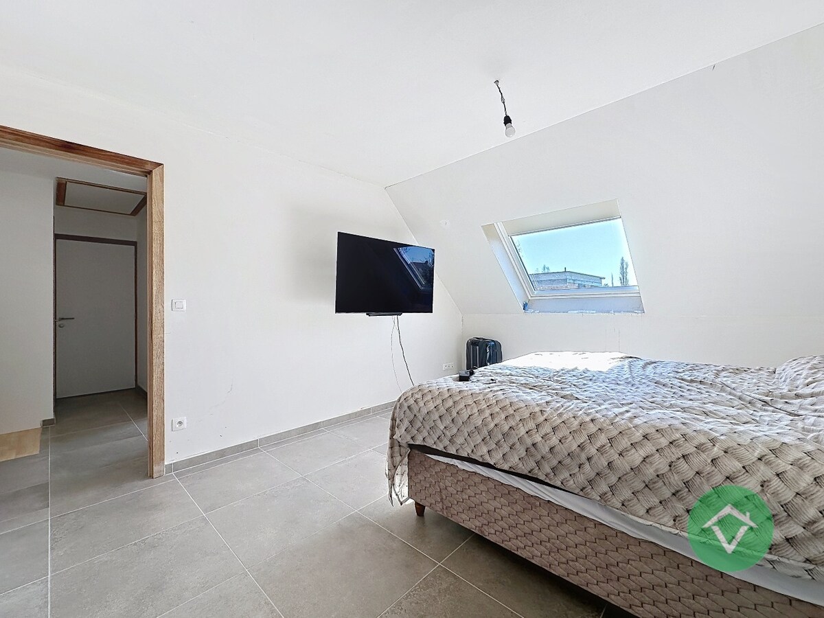 Moderne nieuwbouw tussenwoning met drie slaapkamers en garage in Moere 