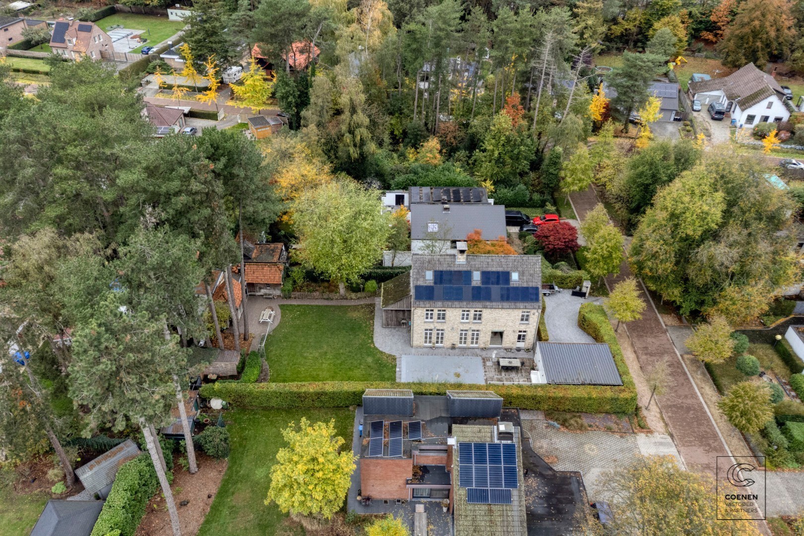 Prachtige woning met een bew. opp. van 302 m², 6 slpk, 3 bk en prachtige tuin met zwembad 