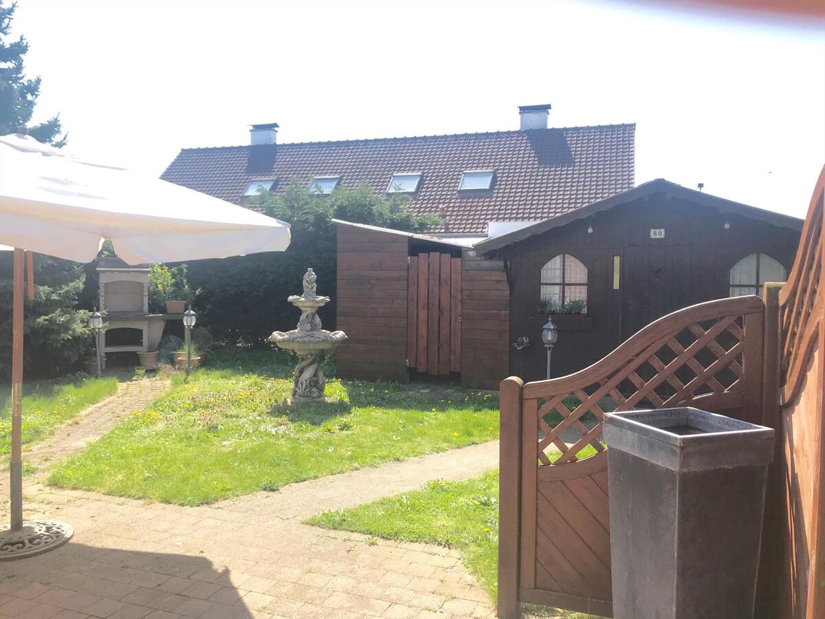 MOOIE HALF OPEN BEBOUWING MET ZUIDGERICHTE TUIN TE WESTENDE DORP 