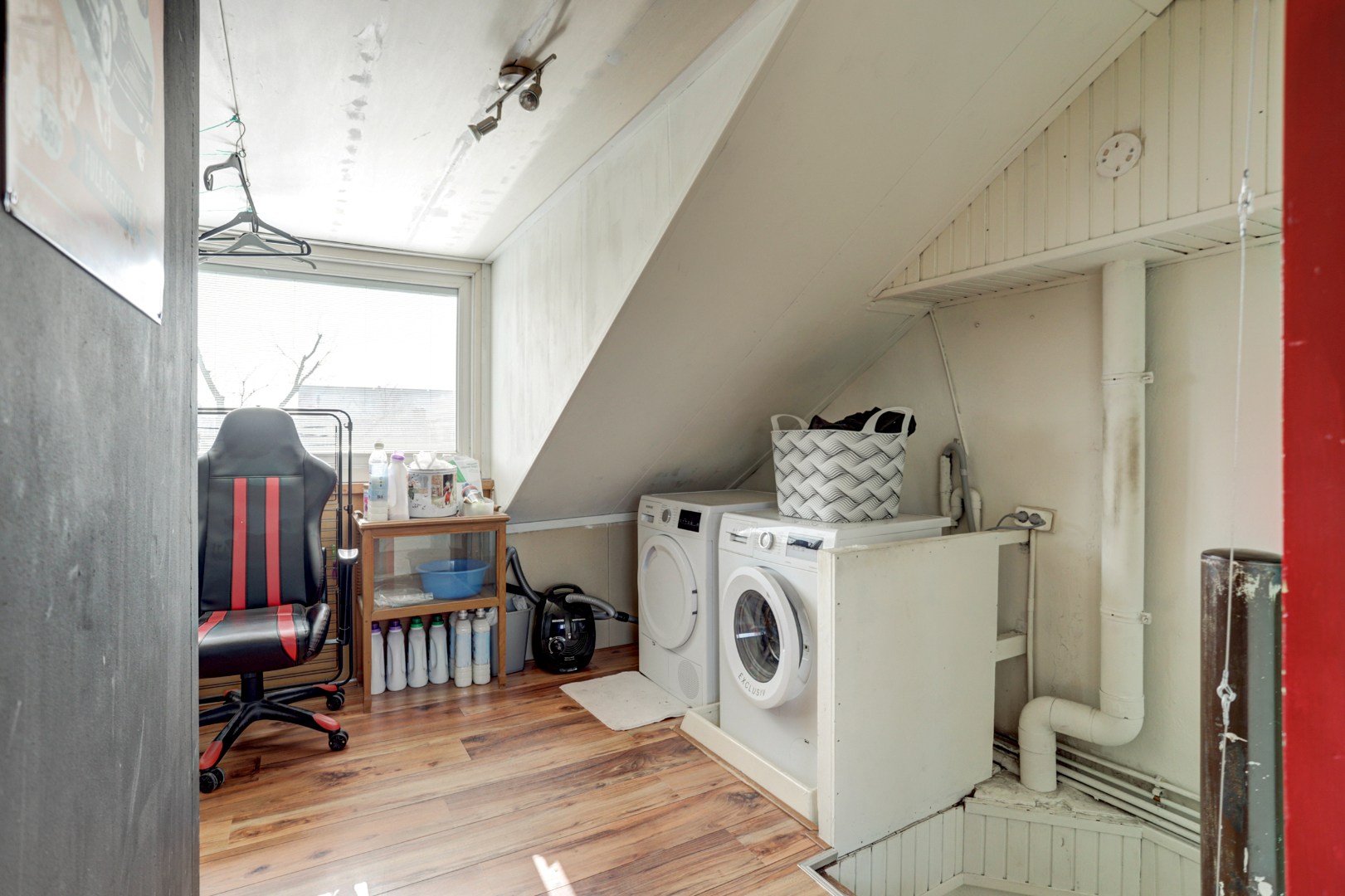 Ruime uitgebouwde 6-kamer hoekwoning met kunststofkozijnen, dakkapellen, grote tuin en eigen grond. 