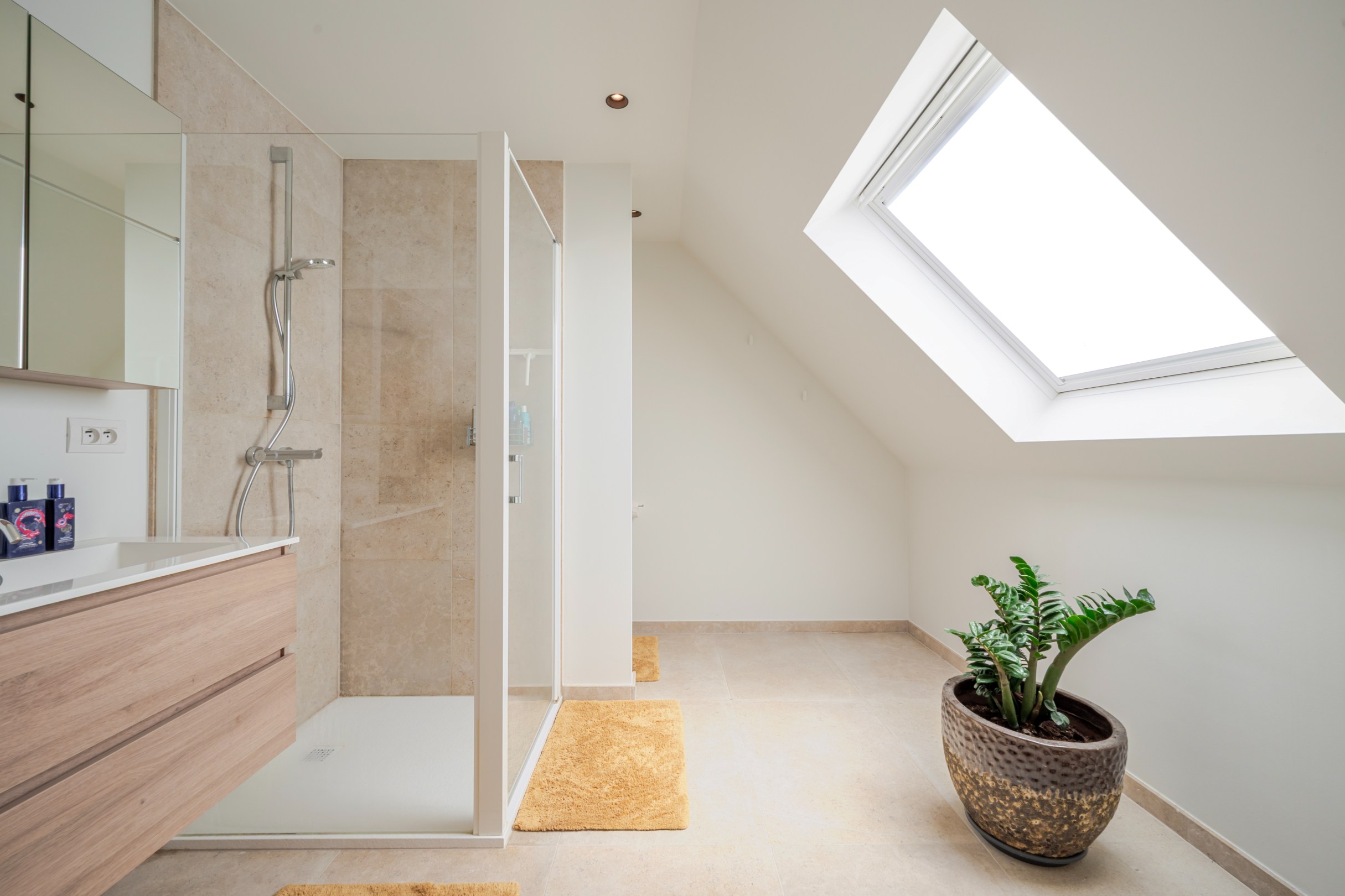 Magnifique villa jumelée très récente avec beaucoup de lumière, idéalement située en bordure du Zoute. 