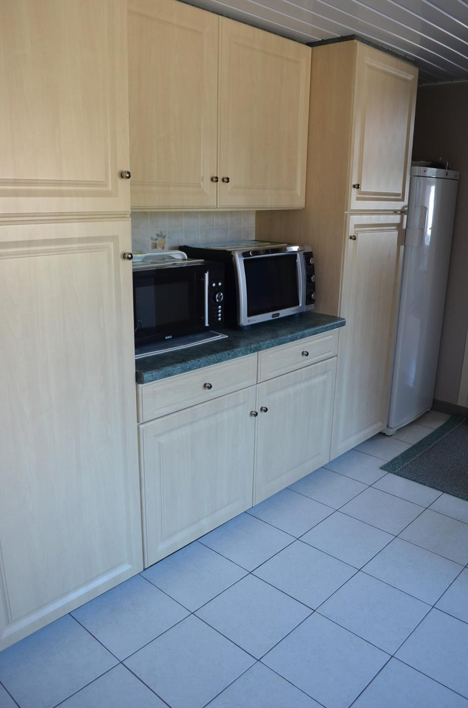 Landelijk gelegen woning op 911m² met bijgebouwen en 3 slpks te Maldegem 