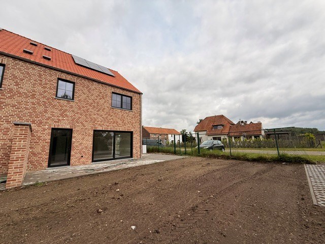 Halfopen nieuwbouwwoning met 4 slaapkamers gelegen te Opitter. 