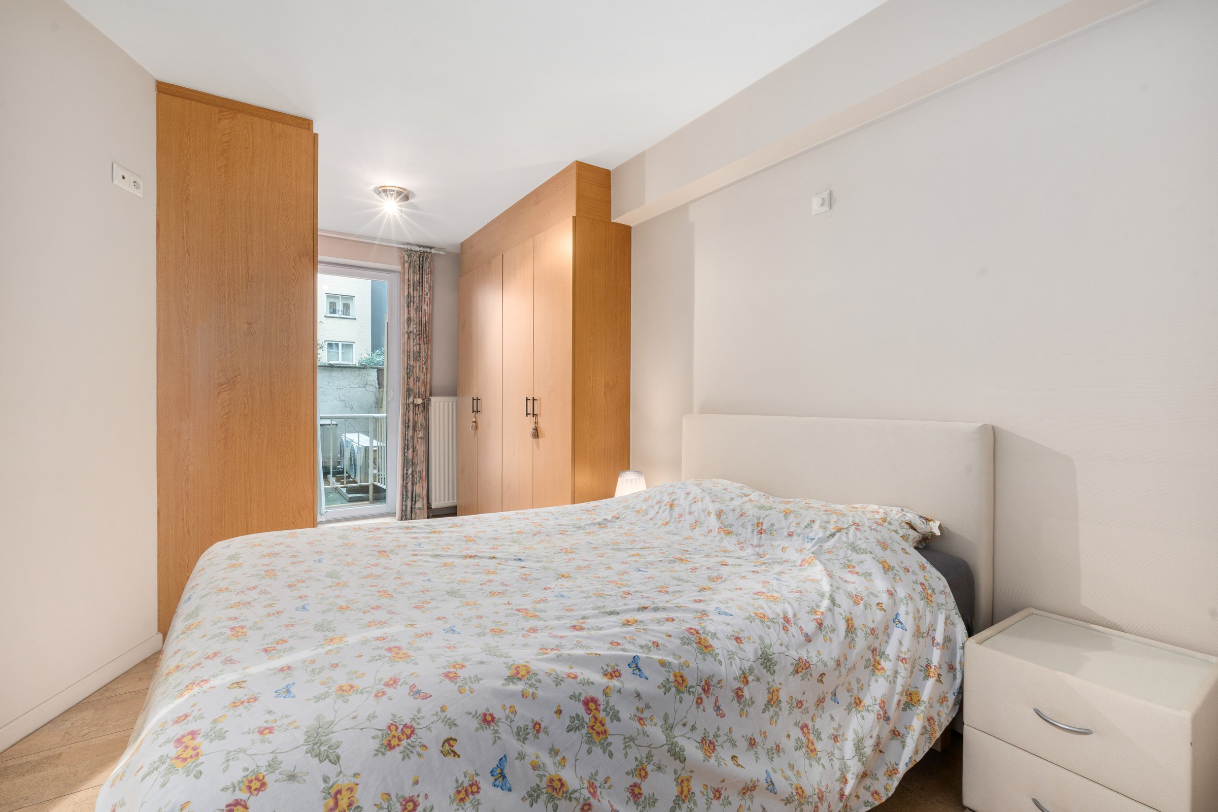 Appartement de 2 pièces bien situé au centre, du côté ensoleillé de la Lippenslaan, à distance de marche de la place Van Bunnen. 