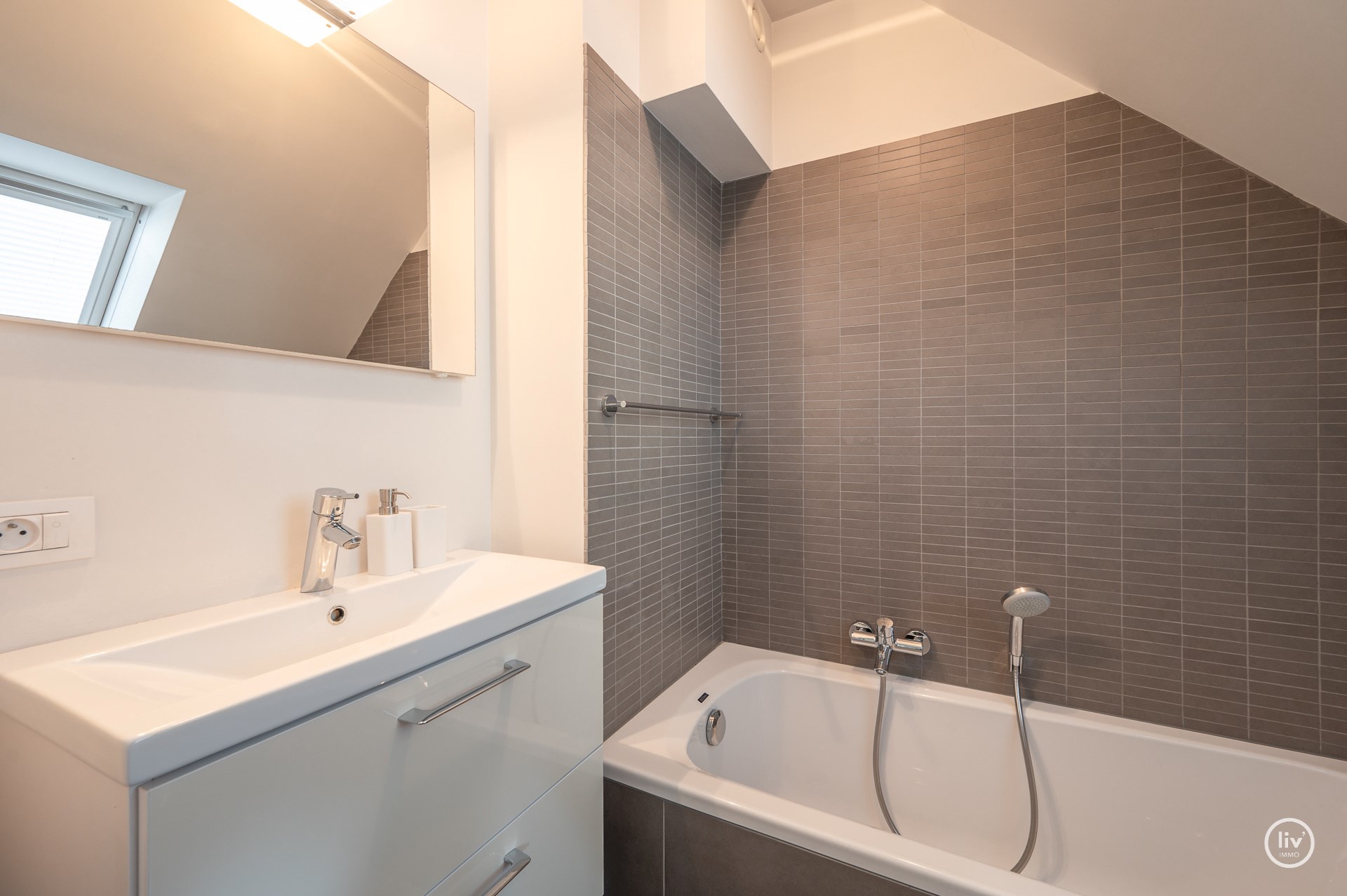 Appartement en duplex ensoleillé et spacieux avec terrasse orientée plein sud situé dans la Zoutelaan à Knokke. 