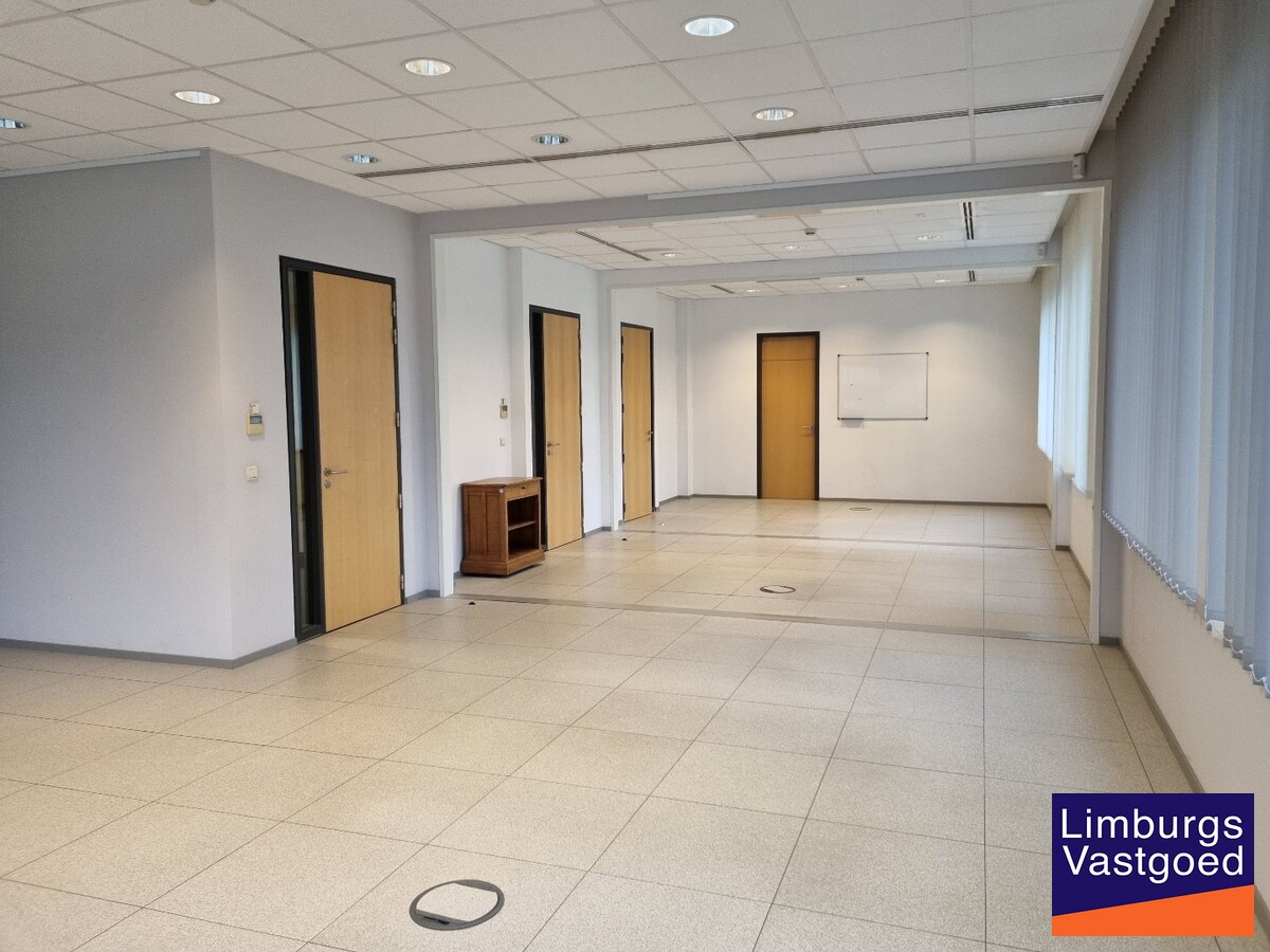 Kantoren 1e VDP - 527 m² + 25 parkings - nabij E 313 