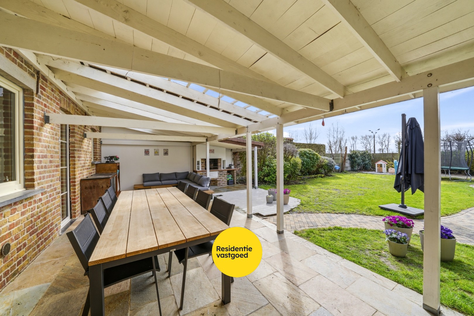 Karaktervolle halfopen bebouwing met multifunctioneel bijgebouw  in Westkerke 