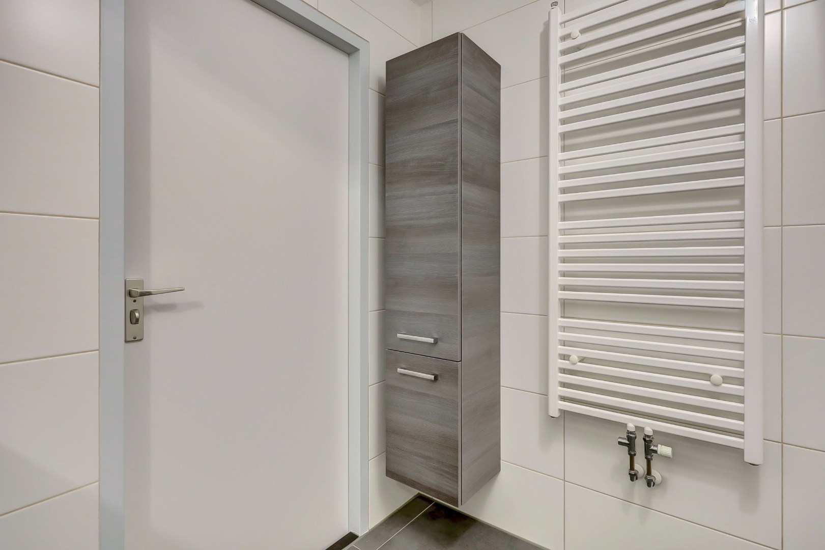 Ruime en lichte 2-onder-1-kap woning met parkeerplaats, garage, 3 slaapkamers, en zonnige tuin op het zuidwesten direct aan het water 