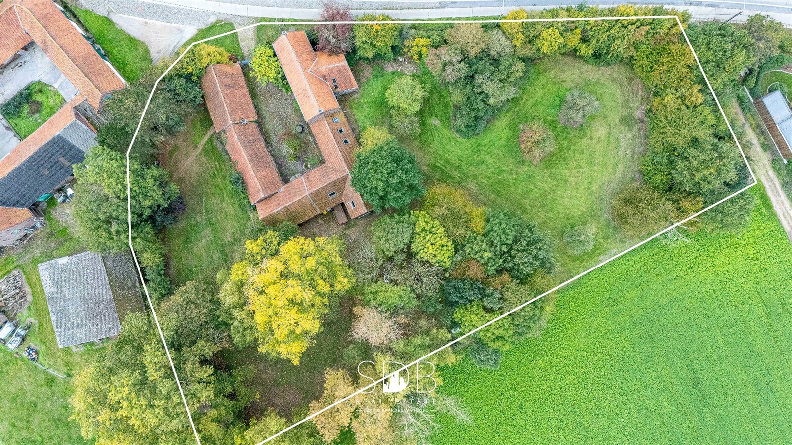 Authentieke hoeve met achterliggend groen op 5.192m² 