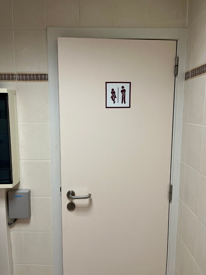 Uitstekend gelegen commercieel pand met parkeermogelijkheden ! 