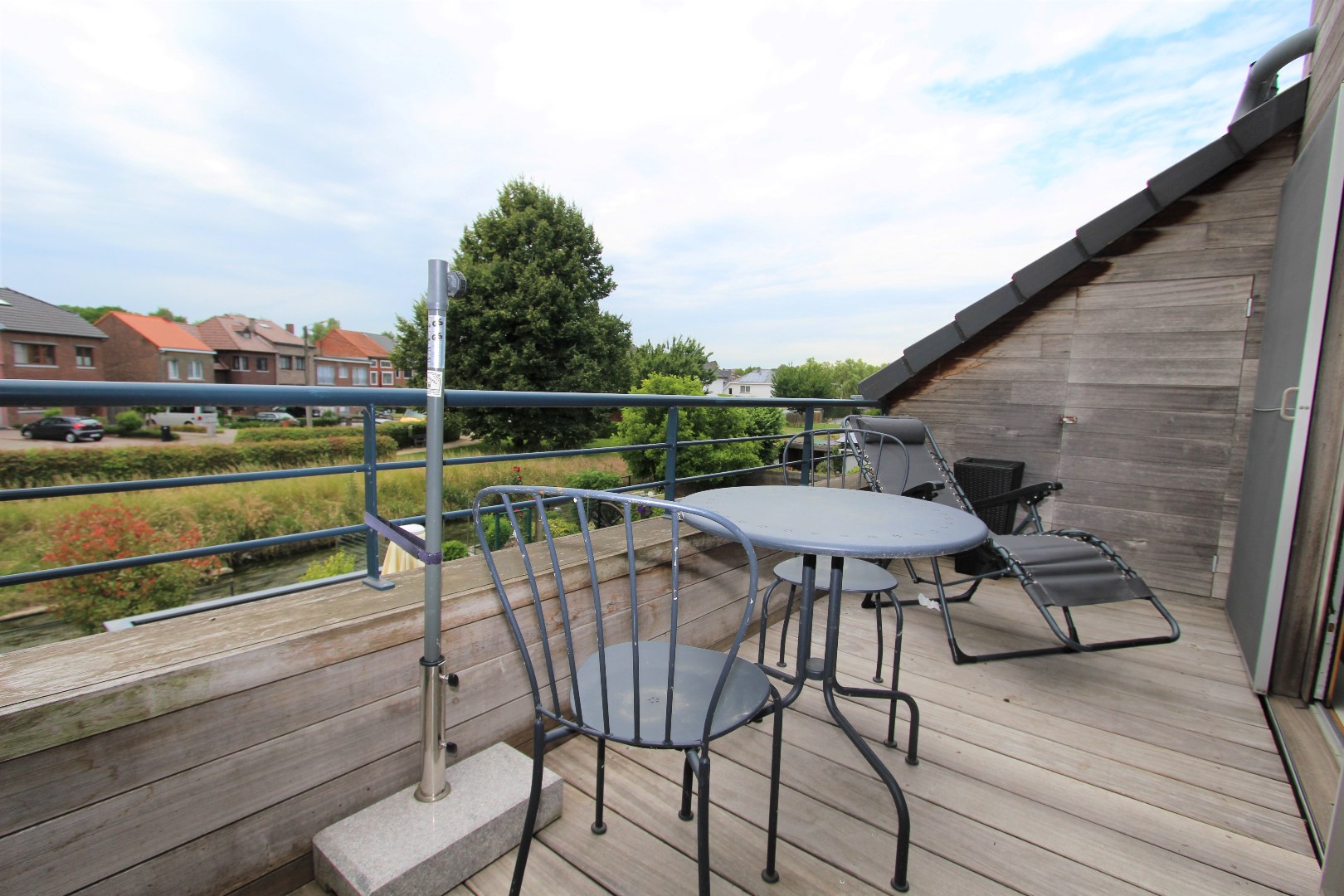 MODERN APPARTEMENT MET MOOI EN RUSTIG TERRAS 