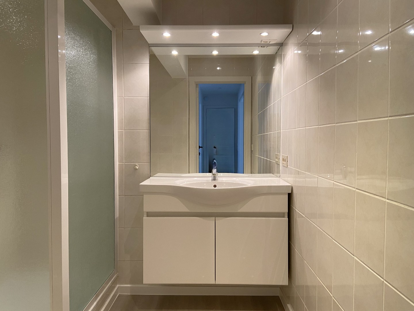 Instapklaar en volledig nieuw geschilderd appartement met 2 slaapkamers in hartje Deerlijk! 