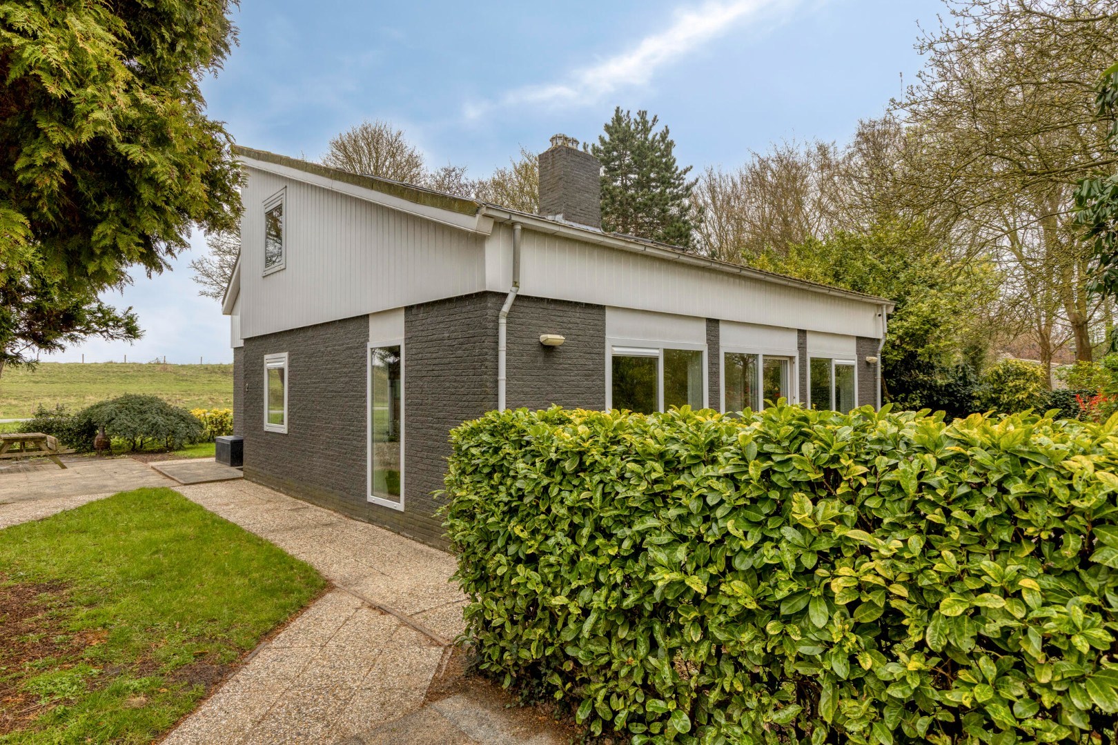 T.A. Makelaardij biedt aan: Populierenlaan 2 te Kamperland. Op loopafstand (ca. 200m.) van het Veerse Meer staat deze rustig gelegen vrijstaande woning op een royaal perceel (860m2) aan een doodlopend 