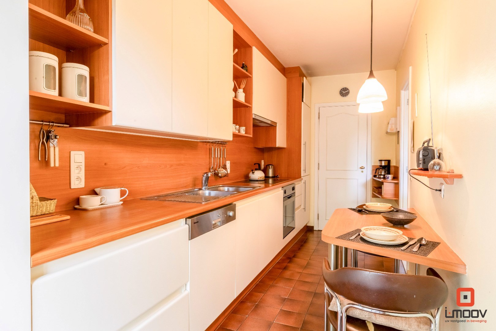 Instapklaar tweeslaapkamer appartement met garagebox in het groen 