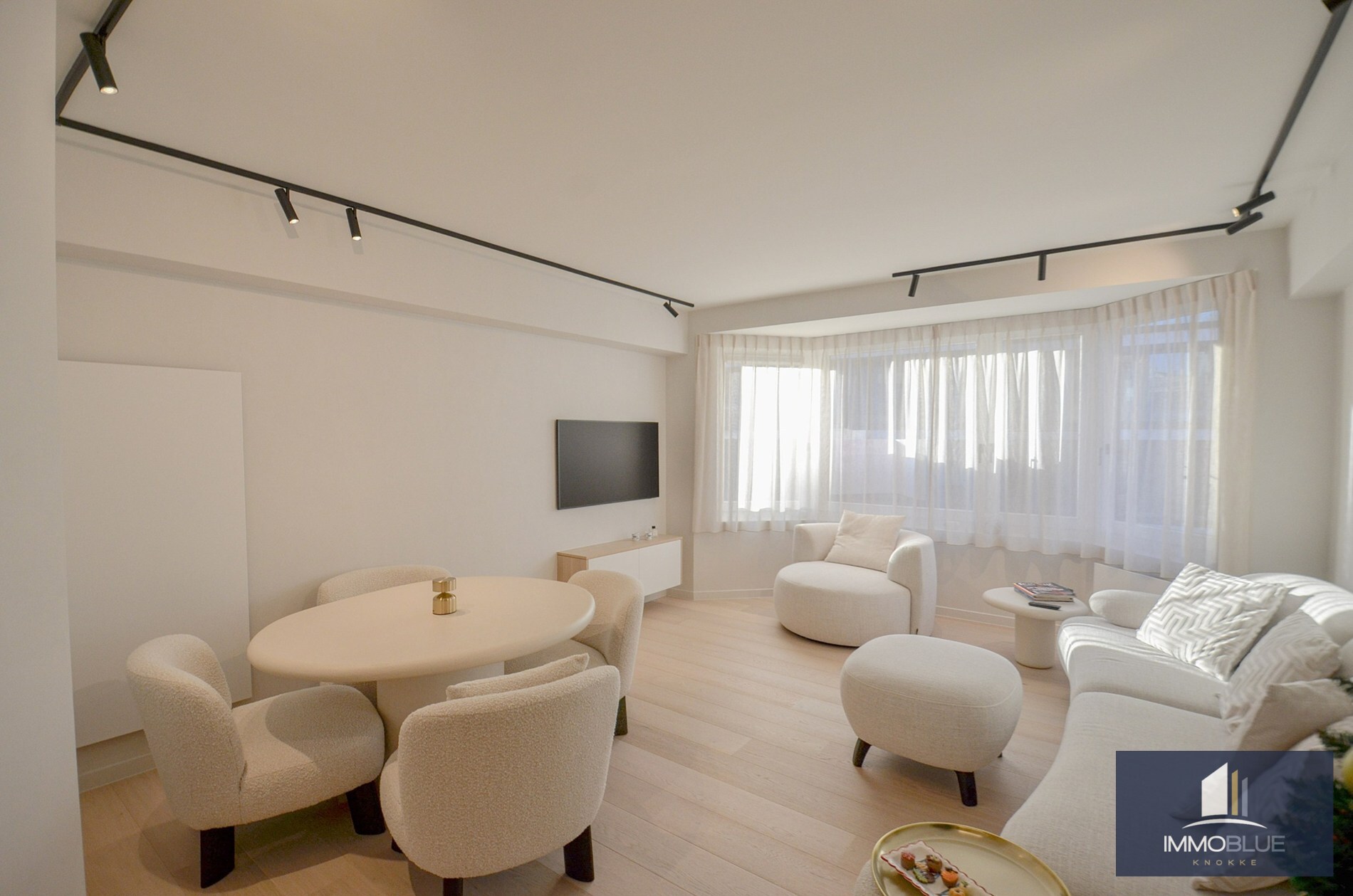 Stijlvol volledig gerenoveerd appartement  op wandelafstand van de zee én het commercieel centrum. 